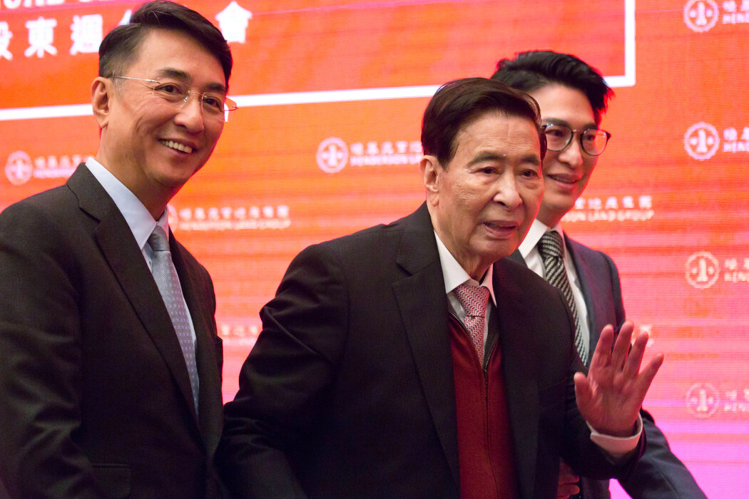 李兆基和他的兩個兒子，左為李家傑，右為李家誠，他們在父親於2019年退休後接管了恆基兆業。