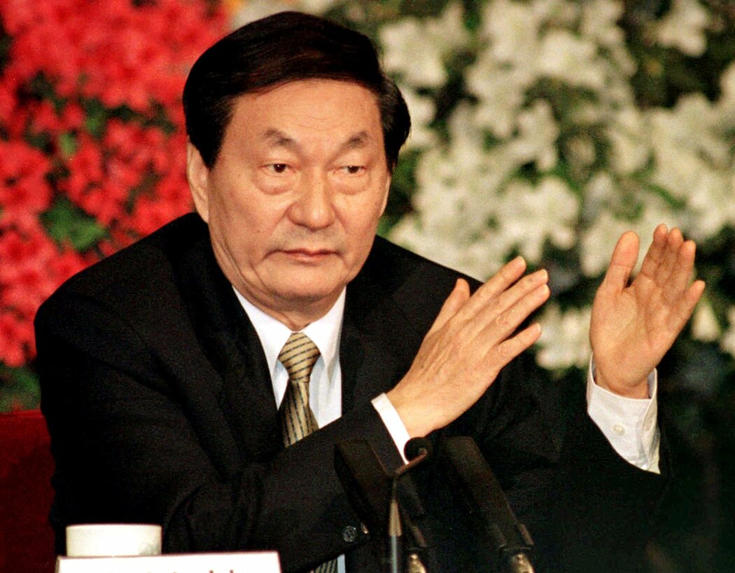 朱鎔基，攝於1998年。他的經濟舉措推動了中國經濟的快速增長，但也為後來與川普總統的貿易戰以及中國當下面臨的巨額債務問題埋下了伏筆。