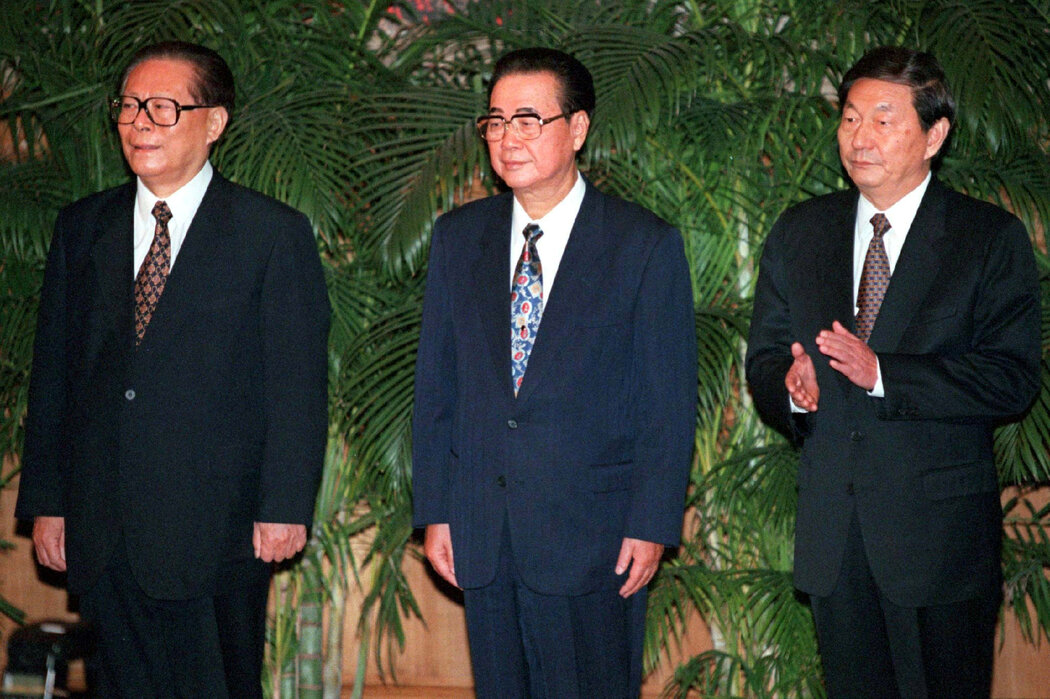 1997年,從左至右依次為:中共中央總書記江澤民、國務院總理李鵬以及朱鎔基。擔任副總理期間,朱鎔基分管貿易與工業生產。