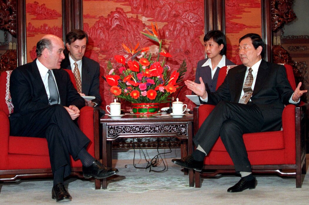 1999年,中國申請加入世界貿易組織的談判期間,朱鎔基與美國商務部長威廉·戴利舉行會晤。