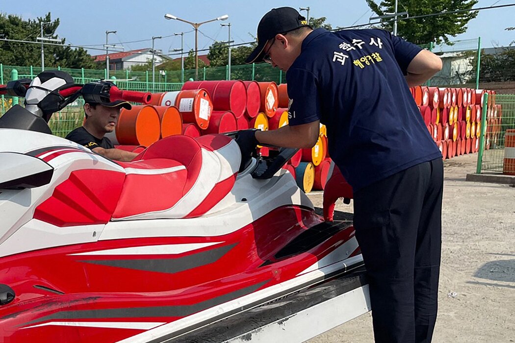 韓國海岸警衛隊發布的照片，顯示2023年8月在仁川的權平的摩托艇。