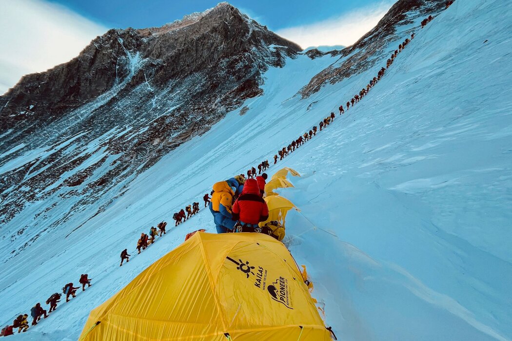 2021年，登山者們排隊攀登尼泊爾珠穆朗瑪峰峰頂的斜坡。