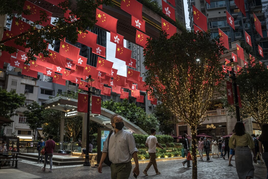 香港一條著名的景點街道上飄揚著中國和香港的旗幟。