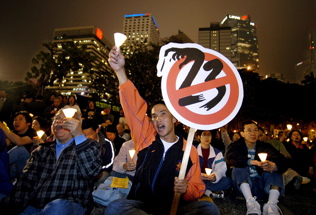 2003年，民主運動人士在香港市中心一個公園舉行燭光守夜活動。那一年，公眾的壓力迫使香港當局在被稱為「23條」的一攬子安全法律上讓步。