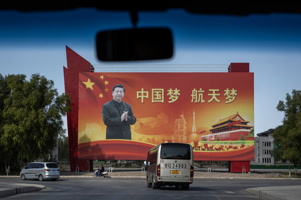 一輛載著記者的巴士前往中國酒泉衛星發射中心的發射前新聞發布會,攝於2021年。