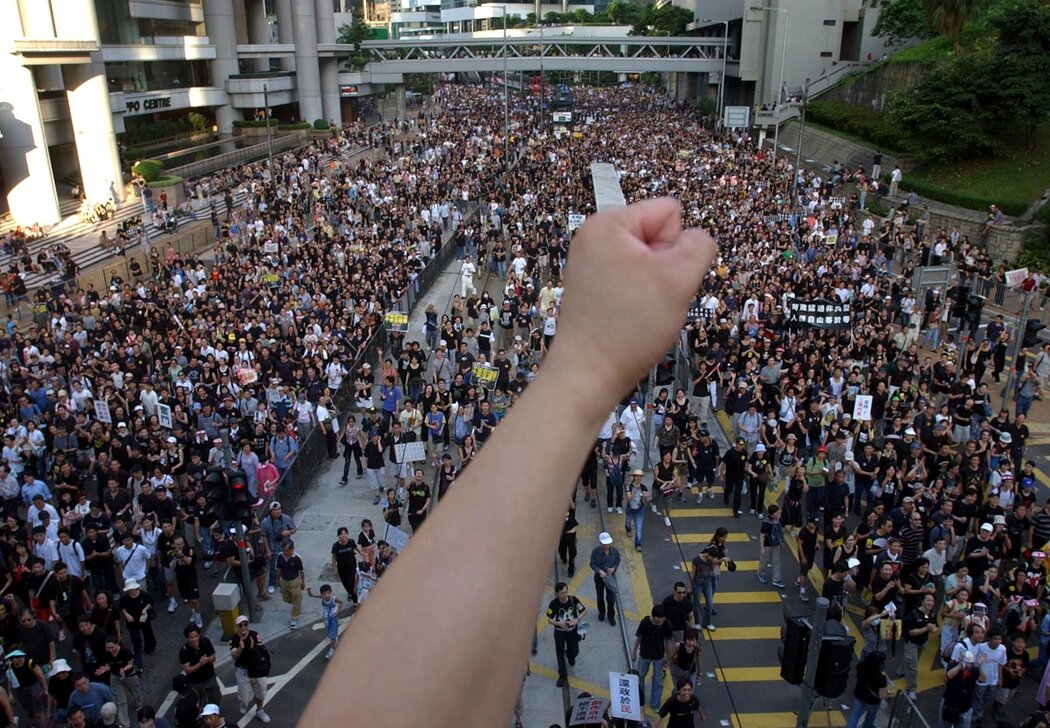 2003年7月，數十萬香港民眾走上街頭抗議「第23條」。