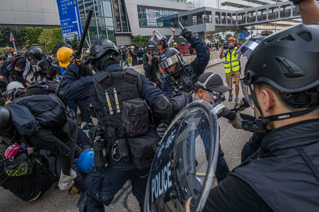 2019年8月，抗議者和警察在香港發生衝突。