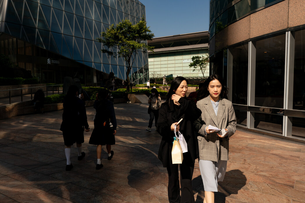 香港主要金融中心——中環交易廣場的辦公室白領。三年來,這座城市的股市市值蒸發近一半。