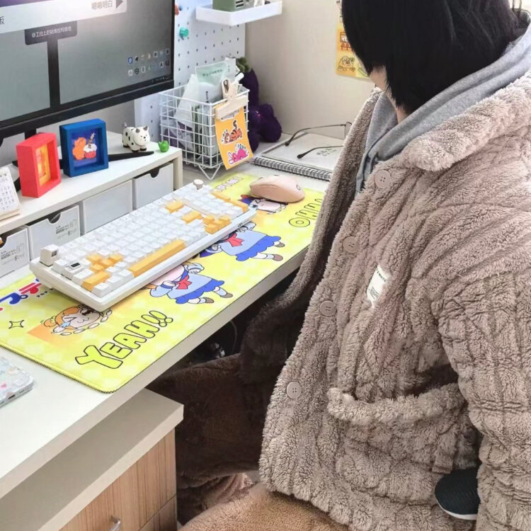 30歲的武漢室內設計師辛迪·羅穿著睡衣工作，她提供了一張同事拍攝的照片。「我想穿什麼就穿什麼，」辛迪·羅說。