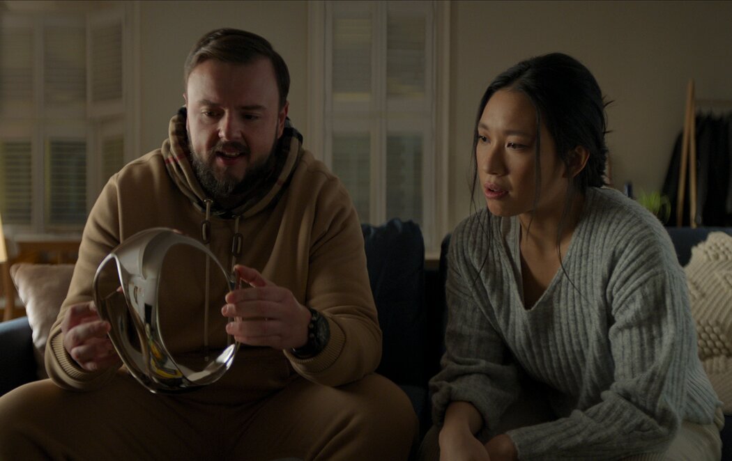 約翰·布拉德利和傑茜·洪在《3體》中。該劇的部分故事發生在一個通過神秘頭戴設備進入的虛擬現實世界中。