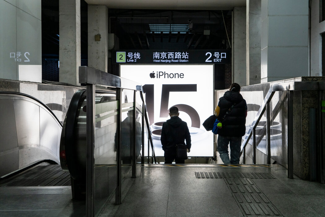 上海的一個地鐵站入口，攝於本月。iPhone今年年初在中國的銷量下降了 24%，與此同時，國內龍頭企業華為的銷量增長了64%。