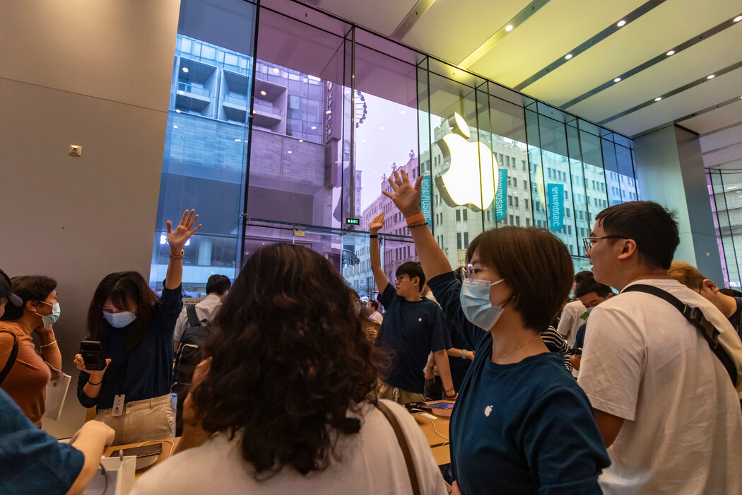 顧客在上海一家蘋果專賣店排隊購買新款 iPhone 15,攝於去年9月。