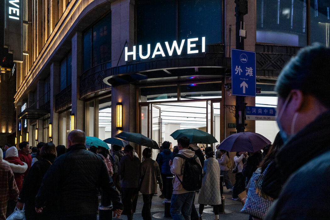 華為的新款手機Mate 60 Pro「給人的感覺,就像很多年前如果有人在街上看到他們手持iPhone的那種一樣,」一名分析師說。