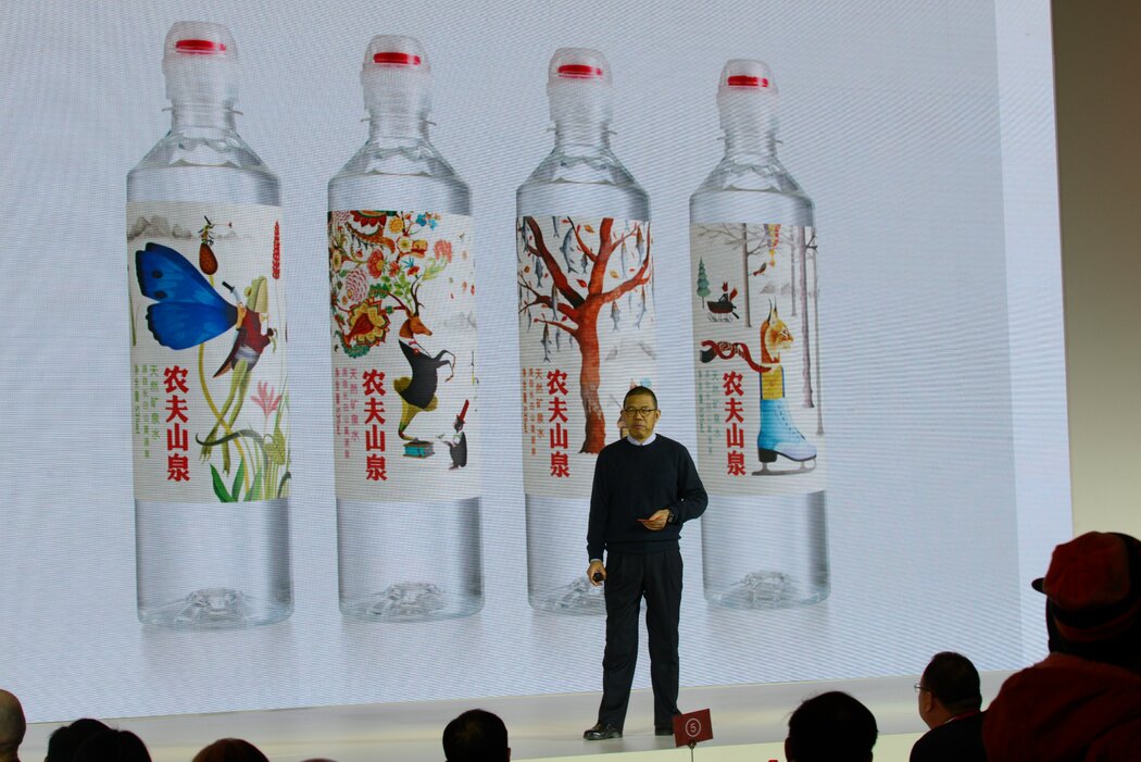 從員工待遇到飲料瓶設計，民族主義部落客對農夫山泉董事長鍾睒睒展開了攻擊。