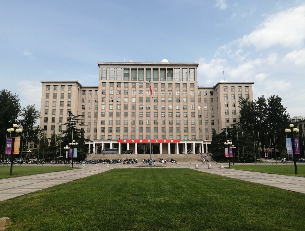 清華大學是中國的頂尖大學之一，它因部分畢業生赴美留學而遭到指責。