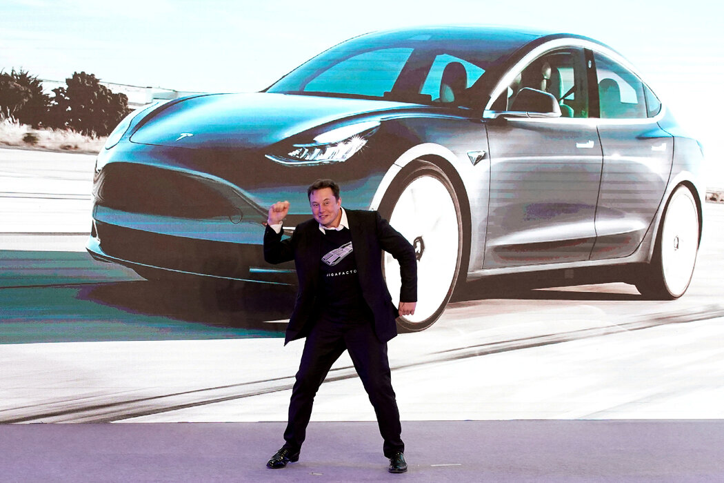 特斯拉2020年在上海舉行了交付中國製造的Model 3汽車的活動，首席執行官伊隆·馬斯克在活動期間在台上跳舞。
