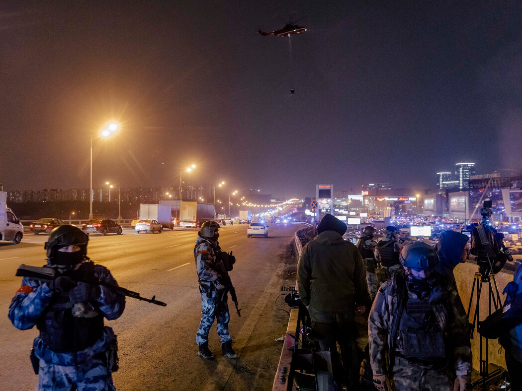 莫斯科郊外的一個音樂廳發生襲擊事件，造成至少143人死亡後，在街頭的安全部隊。