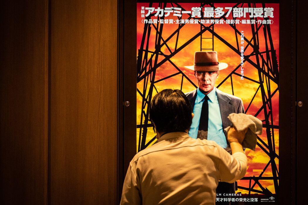 週五，日本《奧本海默》電影海報。在這部影片於美國上映八個月後，該片於日本上映。