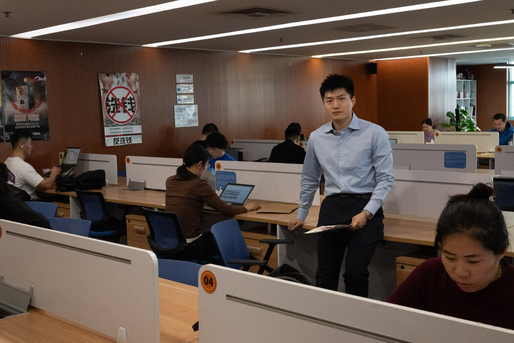 北京的私人保險代理人盧米埃爾·陳建議客戶把錢投到私人養老金中,因為公共養老金的未來收益將是微薄的。