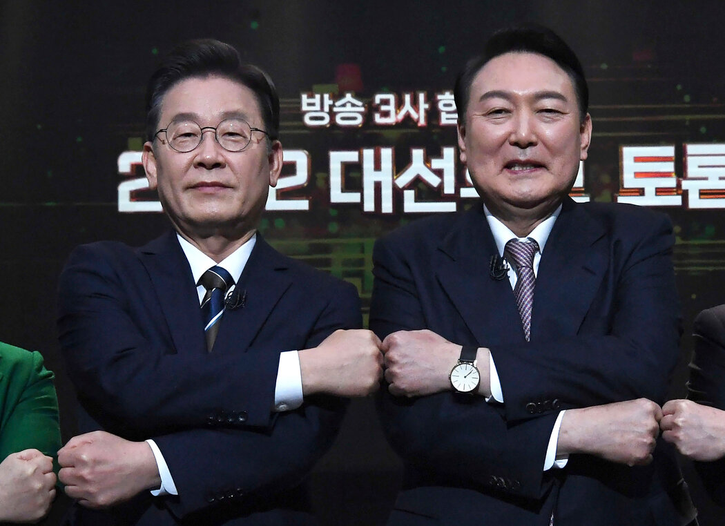 2022年首爾大選時，共同民主黨候選人李在明和國民力量黨候選人尹錫悅。