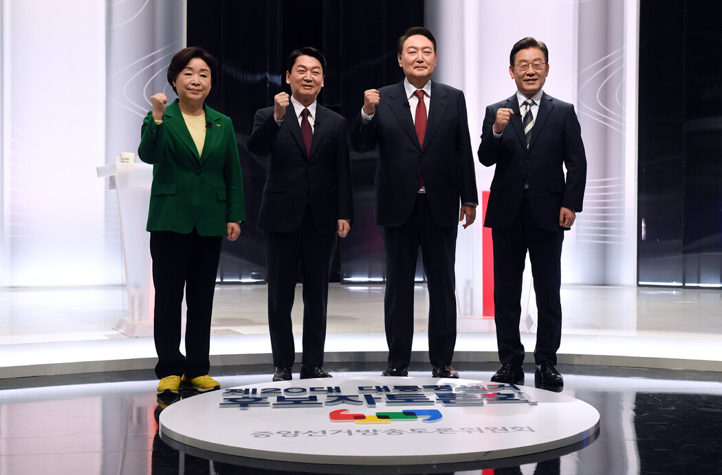 2022年大選候選人(左起):綠色正義黨沈相奵、國民之黨安哲秀、國民力量黨尹錫悅、共同民主黨李在明。李在明以微弱劣勢輸給了尹錫悅,之後兩人繼續進行激烈的政治競爭。