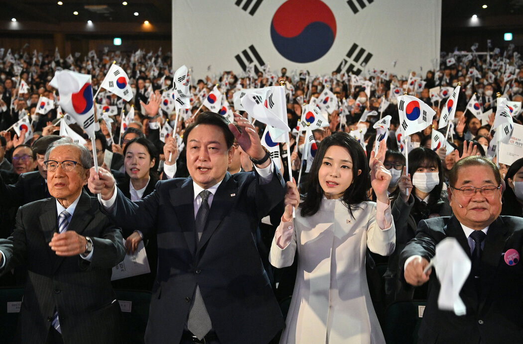 去年,尹錫悅和妻子金建希在紀念韓國反抗日本殖民統治的獨立運動日儀式上。