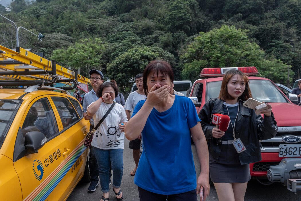 被困在花蓮縣太魯閣國家公園的民眾獲救後對著家人哭泣。