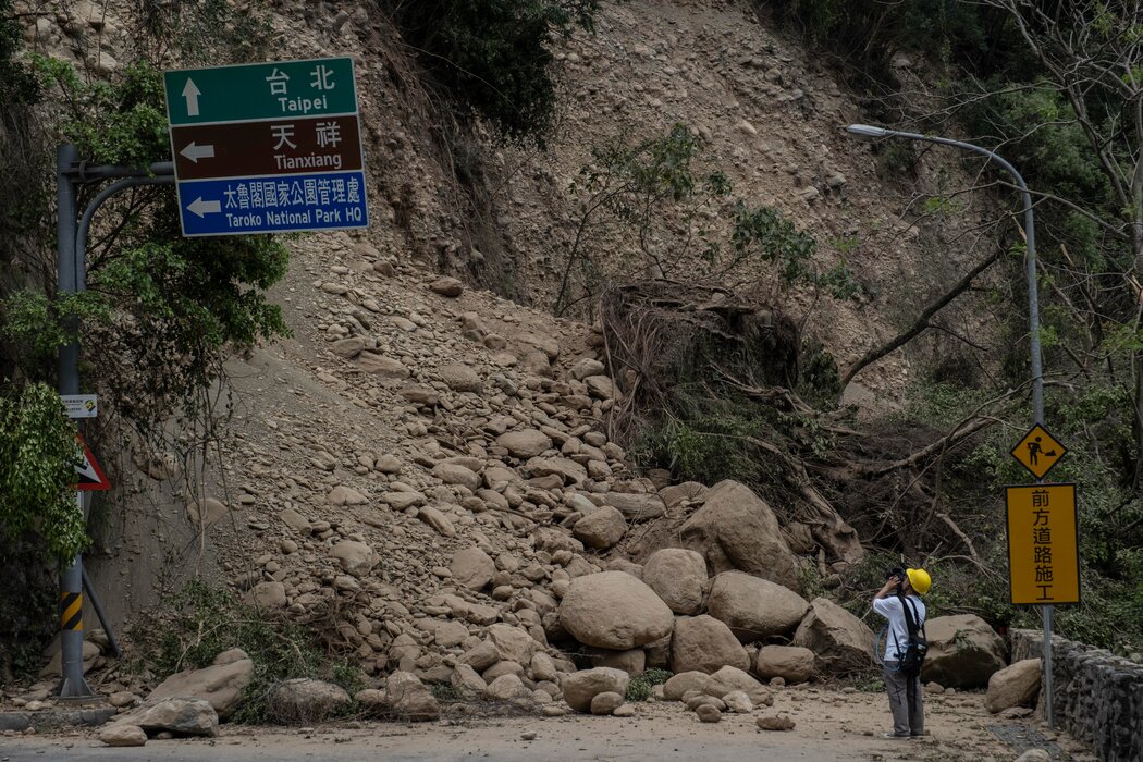 地震造成的岩石滑坡切斷了道路。