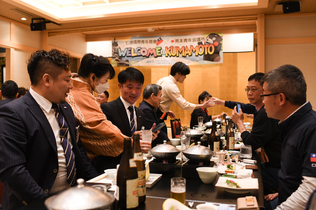 仁德國際青年商會的成員在熊本一家餐館的接待處歡迎台灣客人。