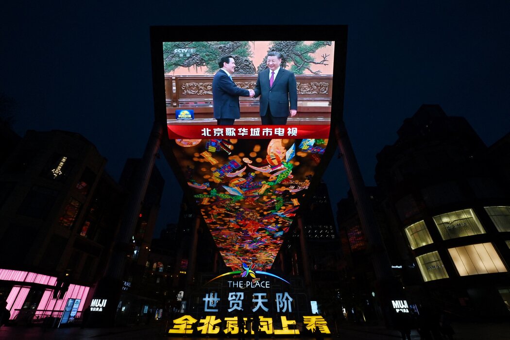 週三，北京街頭關於馬英九與習近平會面的報導。