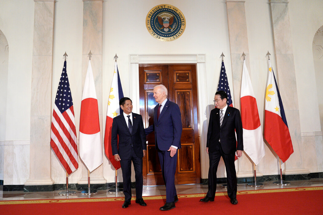 週四，拜登總統與菲律賓總統馬科斯和日本首相岸田文雄在白宮會面。「我想明確表示，美國對日本和菲律賓的防務承諾是堅不可摧的，」拜登說。