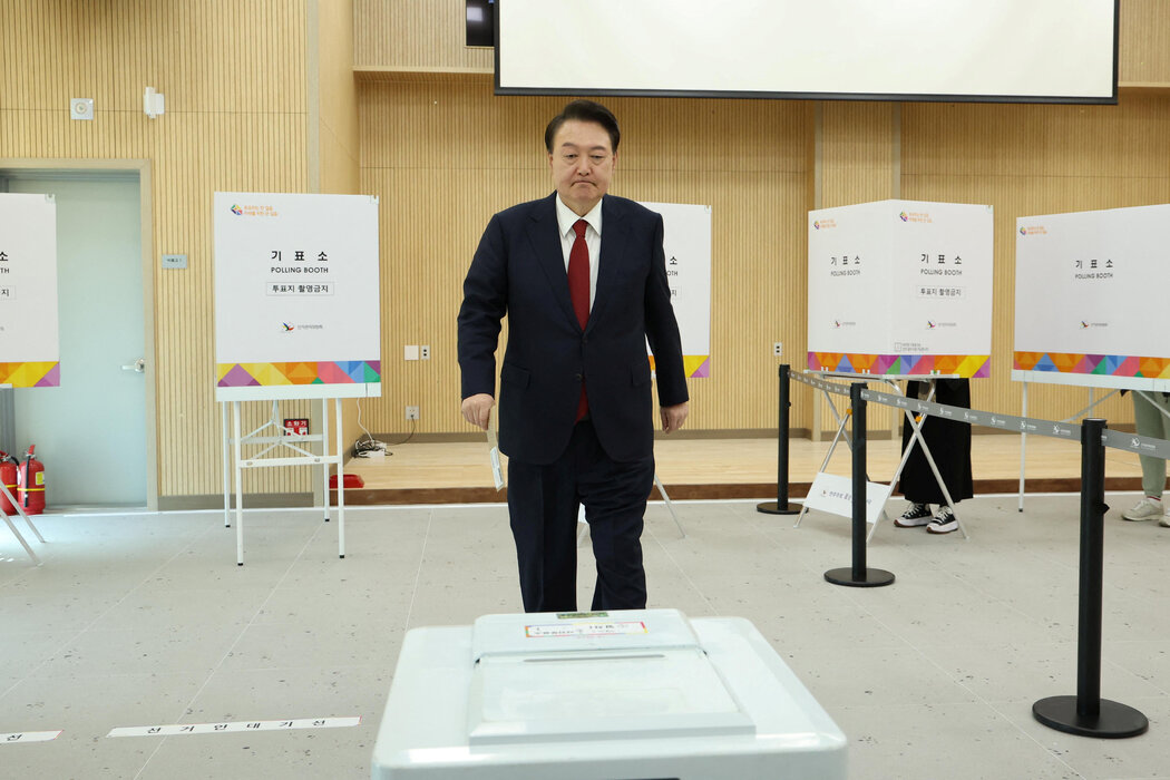 本月，釜山，韓國總統尹錫悅在國會選舉投出他的一票。選民令其所在的政黨在此次選舉中慘敗。