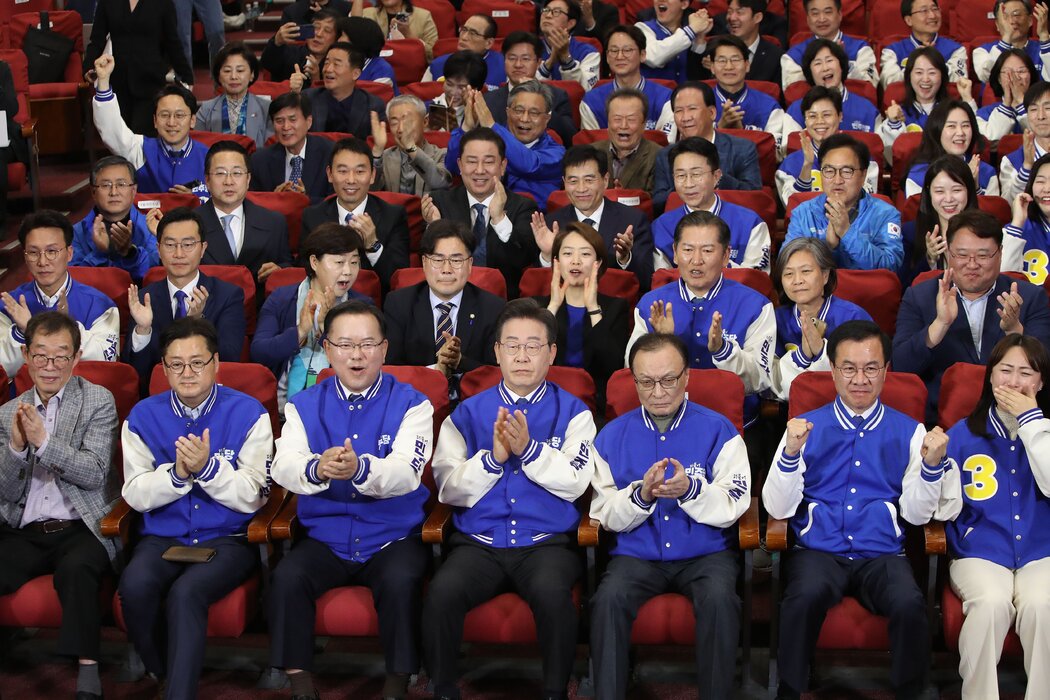 週三,首爾,正在看出口民調結果的反對派領導人李在明(前排中)。李在明希望能再次競選總統。
