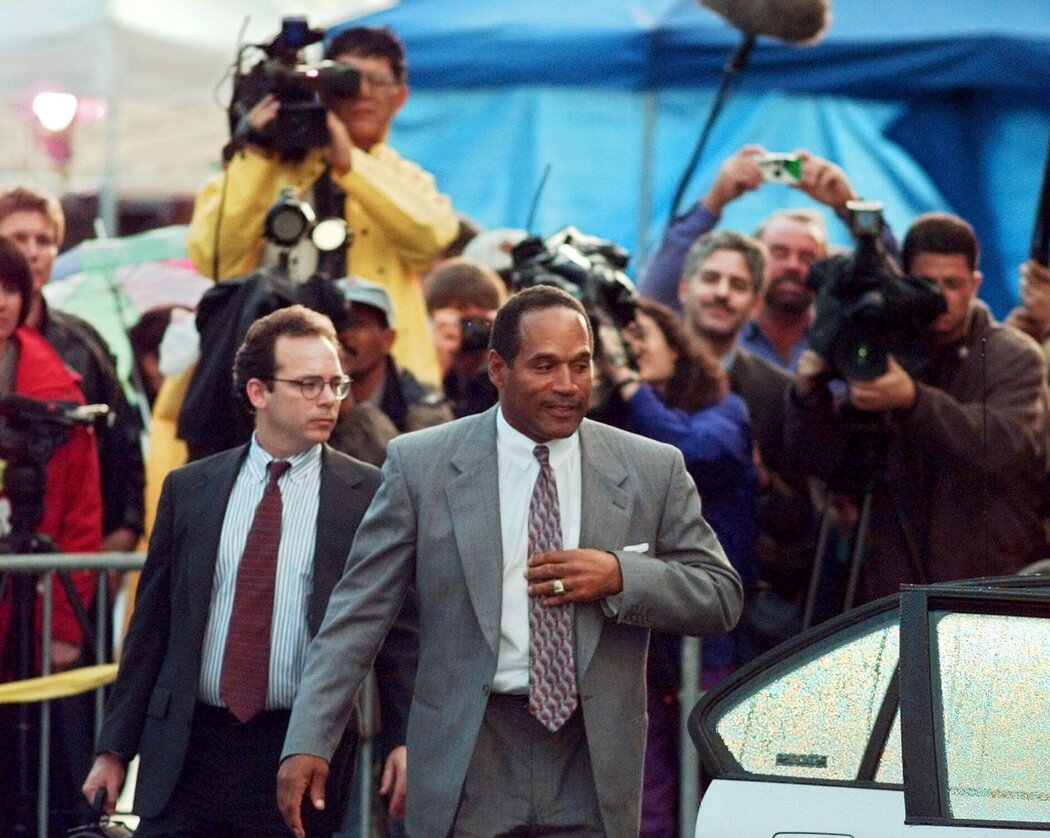 1996年11月,辛普森在過失致人死亡民事審判中作證後離開法庭。