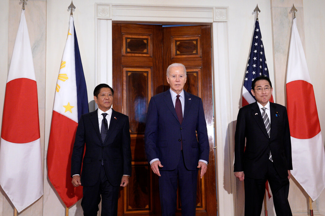 週四，拜登總統在白宮與菲律賓總統費迪南德·馬科斯和日本首相岸田文雄合影。