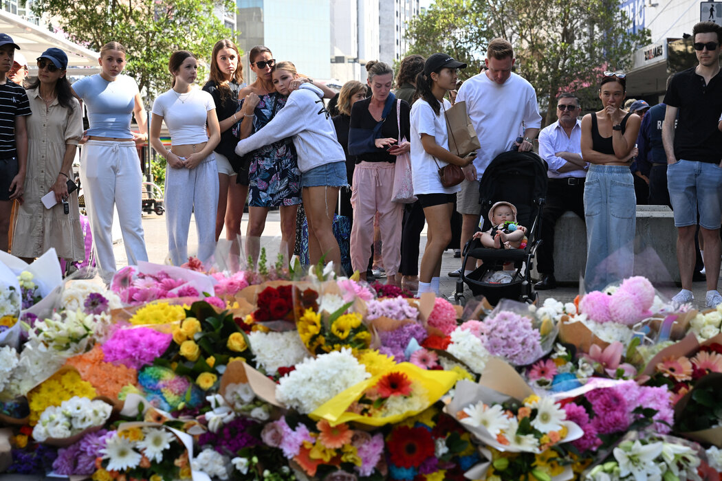 哀悼在澳洲雪梨Bondi Junction週六的大規模持刀傷人事件中死亡的人，攝於週日。