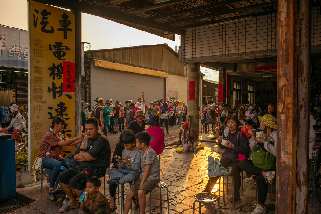 在每年的進香路線上,當地的寺廟、居民、商店和公司設立攤位,為進香者提供大部分免費的食物和飲料。
