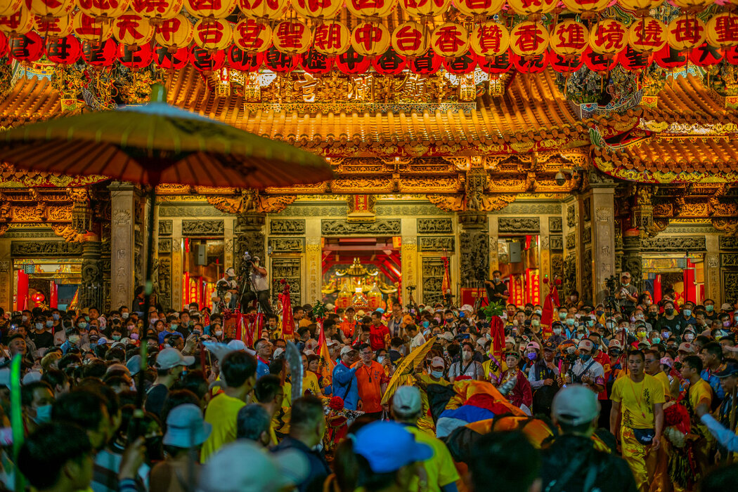 人非常多,一些進香者無法擠進寺廟。