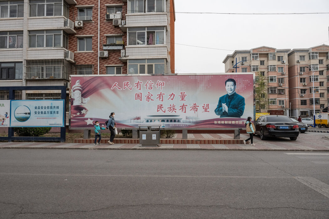 在張家灣,一張褪了色的宣傳海報上印著習近平的肖像和標語「人民有信心,國家有力量,民族有希望」。