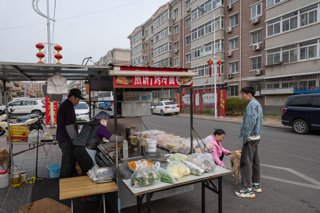 張家灣一個住宅小區外賣煎餅、油餅早餐的攤點,攝於今年4月。一些商販抱怨說,政府會限制可以擺攤的區域,這給他們製造了更多的困難。
