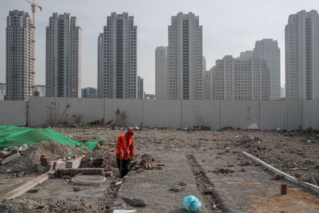 天津的人行道建設。去年，在附近的街道裂開後，數千名居民從公寓中撤離。