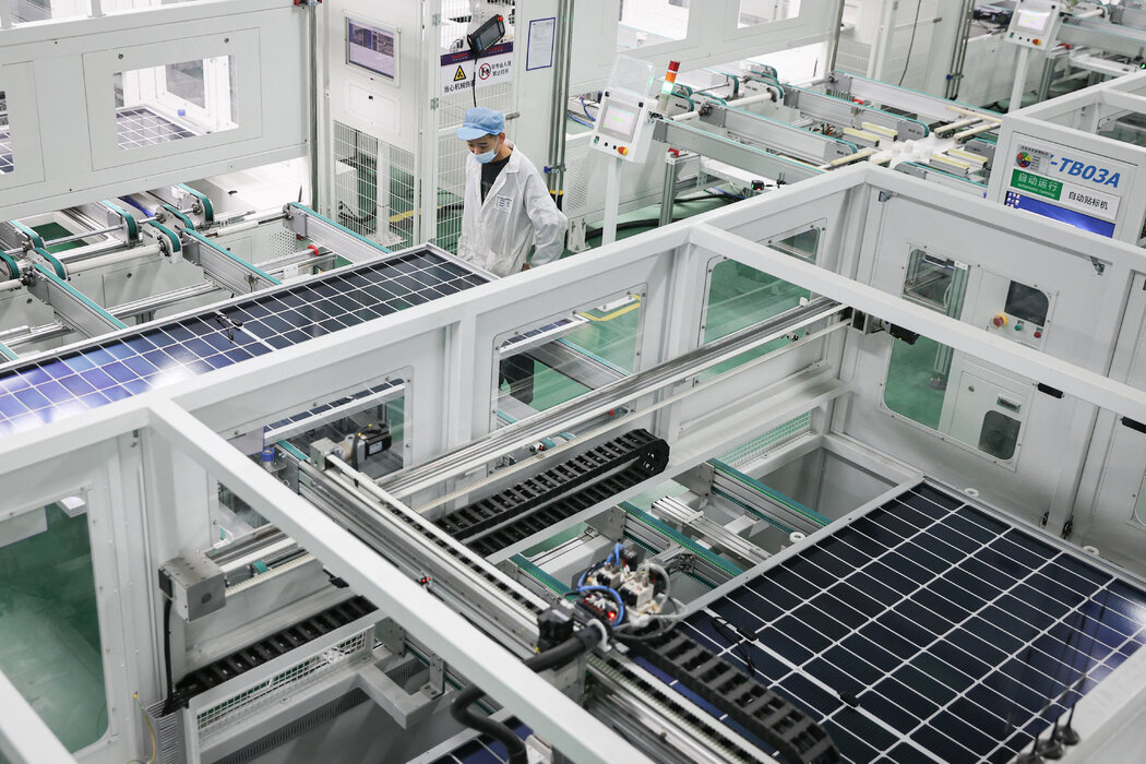 拜登正在考慮採取新措施，保護太陽能電池板製造等新興行業免受來自中國的競爭。