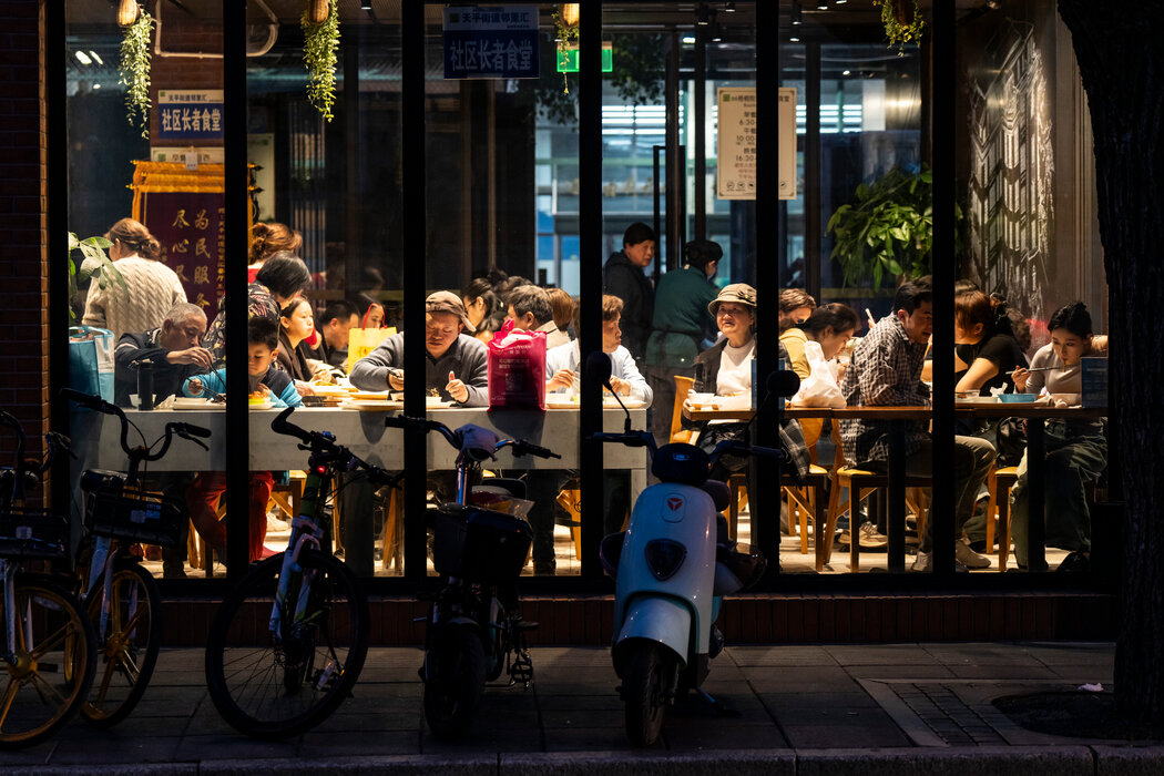 晚餐時間，上海徐匯區天平街道社區食堂。這些食堂由私人經營，但得到中共的補貼。