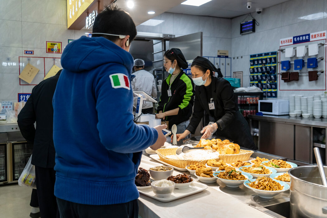 上海靜安區同心薈社區食堂有麵條和湯。下午1點30分以後,湯免費。