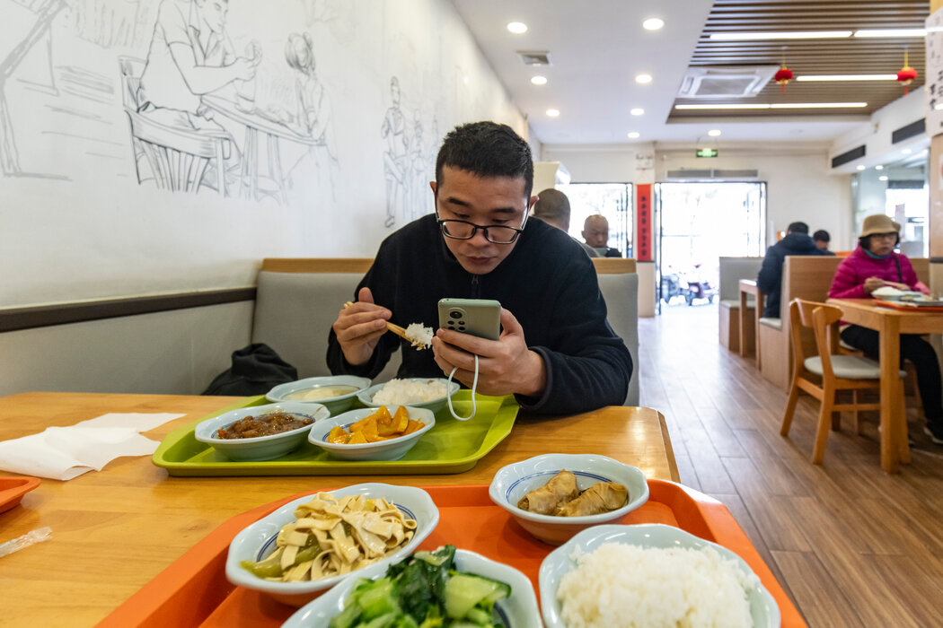 更多的年輕專業人士為了省錢已開始去食堂吃飯,他們這樣做是出於對中國經濟前景的不安。