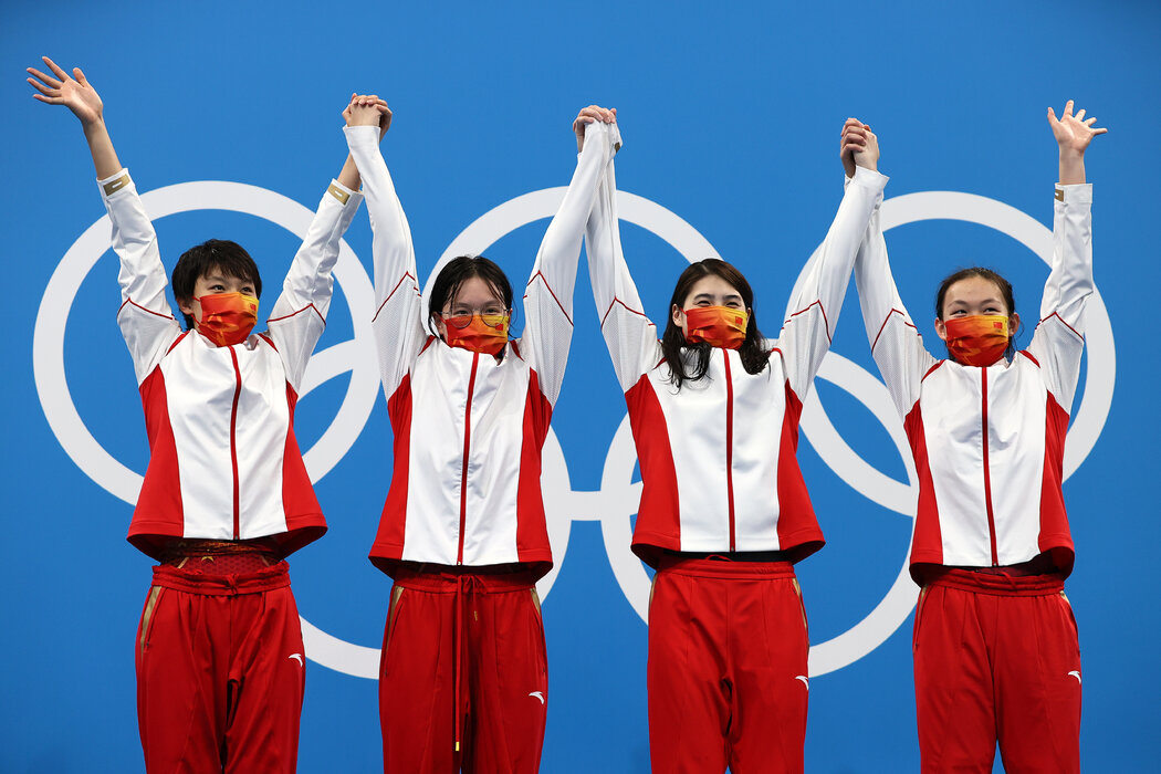 中國女子游泳隊獲得2021年東京奧運會4x200米自由泳接力金牌。左邊的兩名游泳運動員，楊浚瑄和張雨霏，都在奧運會前幾個月違禁藥物檢測結果呈陽性的23名中國游泳運動員之列。