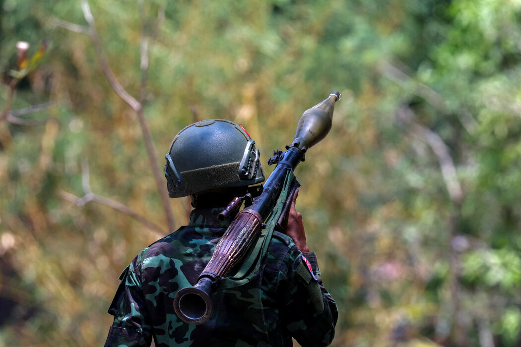 4月，一名克倫族戰士在泰國邊境妙瓦底郊區的緬甸軍事基地。該鎮由克倫民族聯盟領導的叛軍聯盟控制。
