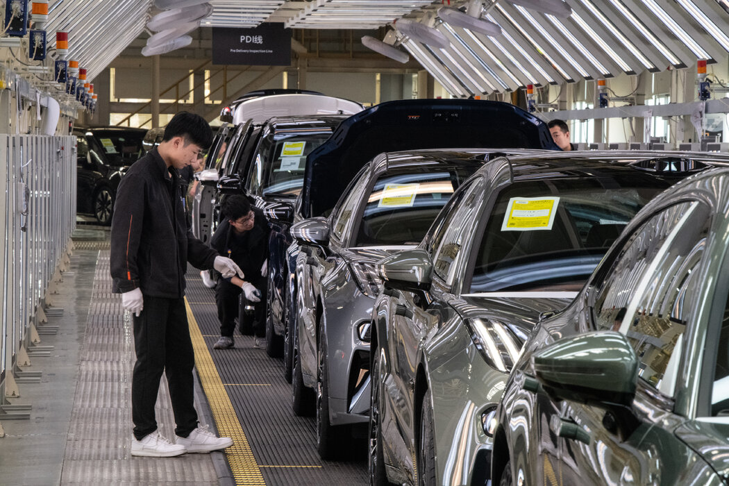 位於中國寧波的極氪電動汽車工廠。與生產汽油動力汽車相比,組裝電動汽車所需的工人要少得多。