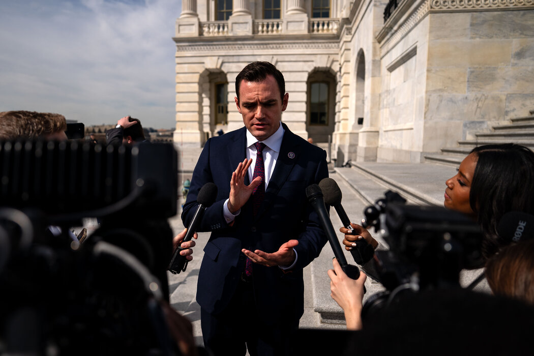 眾議員麥克·加拉格爾在眾議院投票通過TikTok法案當天向記者發表講話。