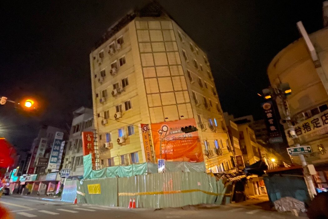 台灣週一和週二早些時候發生地震，花蓮兩座建築部分倒塌。